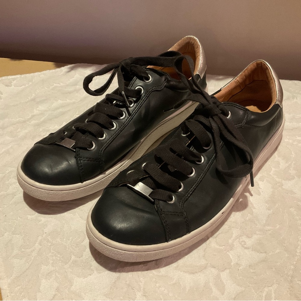 UGG Milo Leather Sneakers EUC